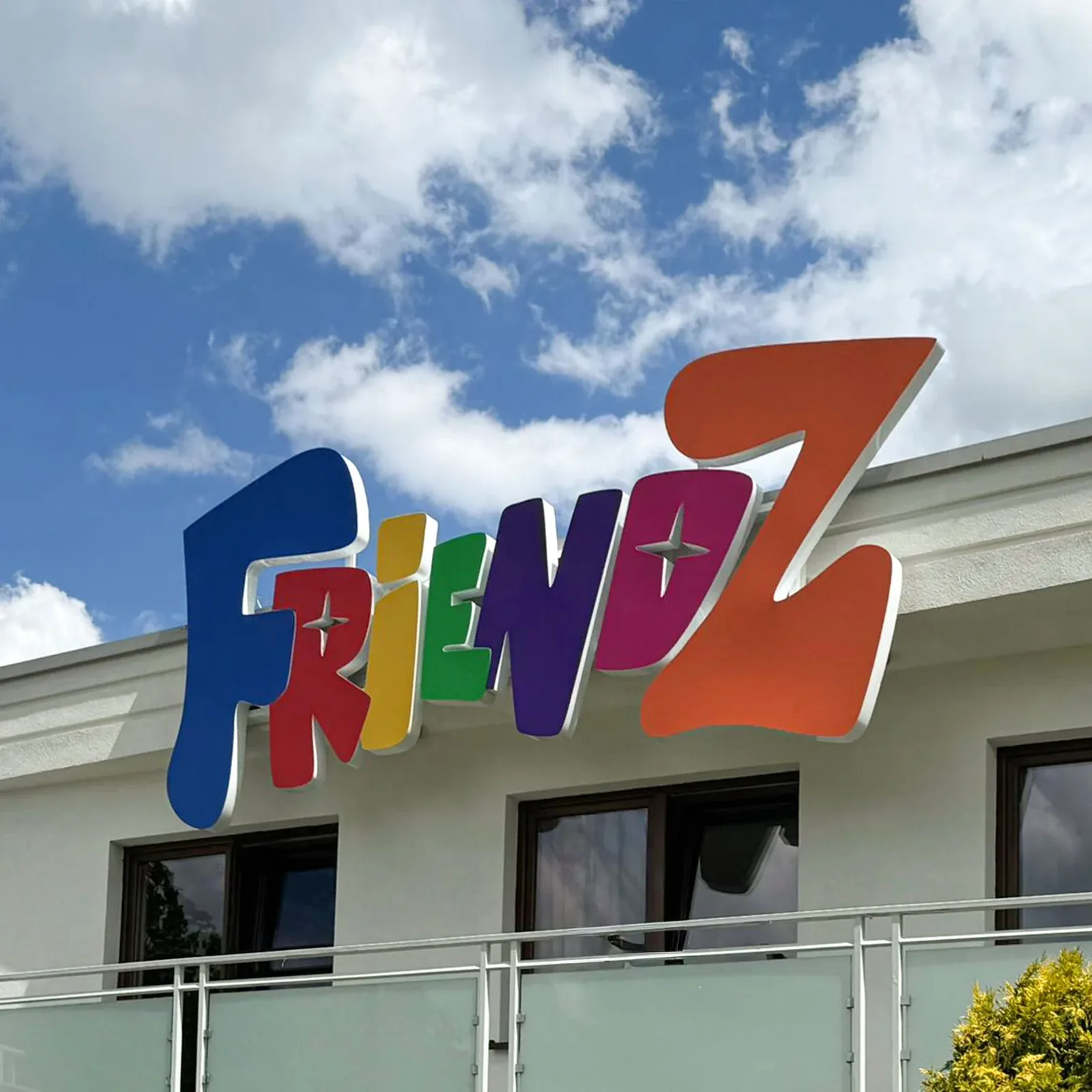 Litery przestrzenne dla Friendz
