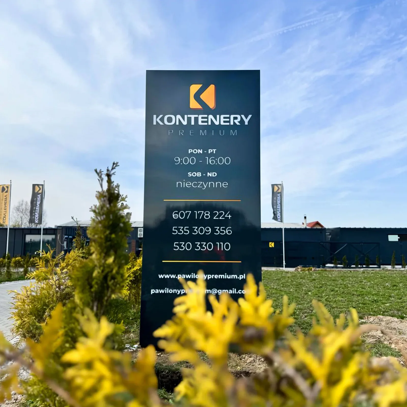 Pylon reklamowy dla Kontenery Premium