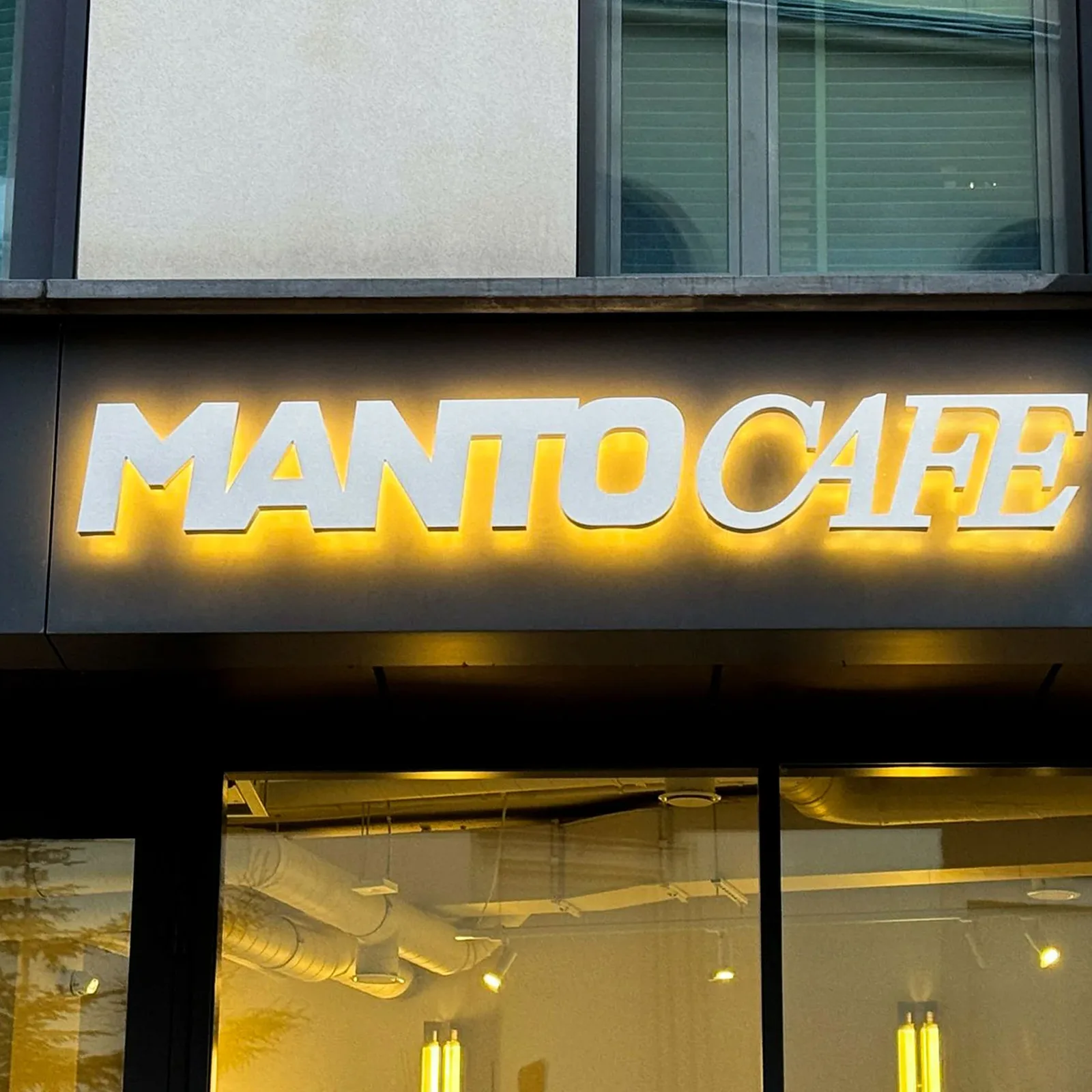 Litery 3D podświetlane dla Manto Cafe